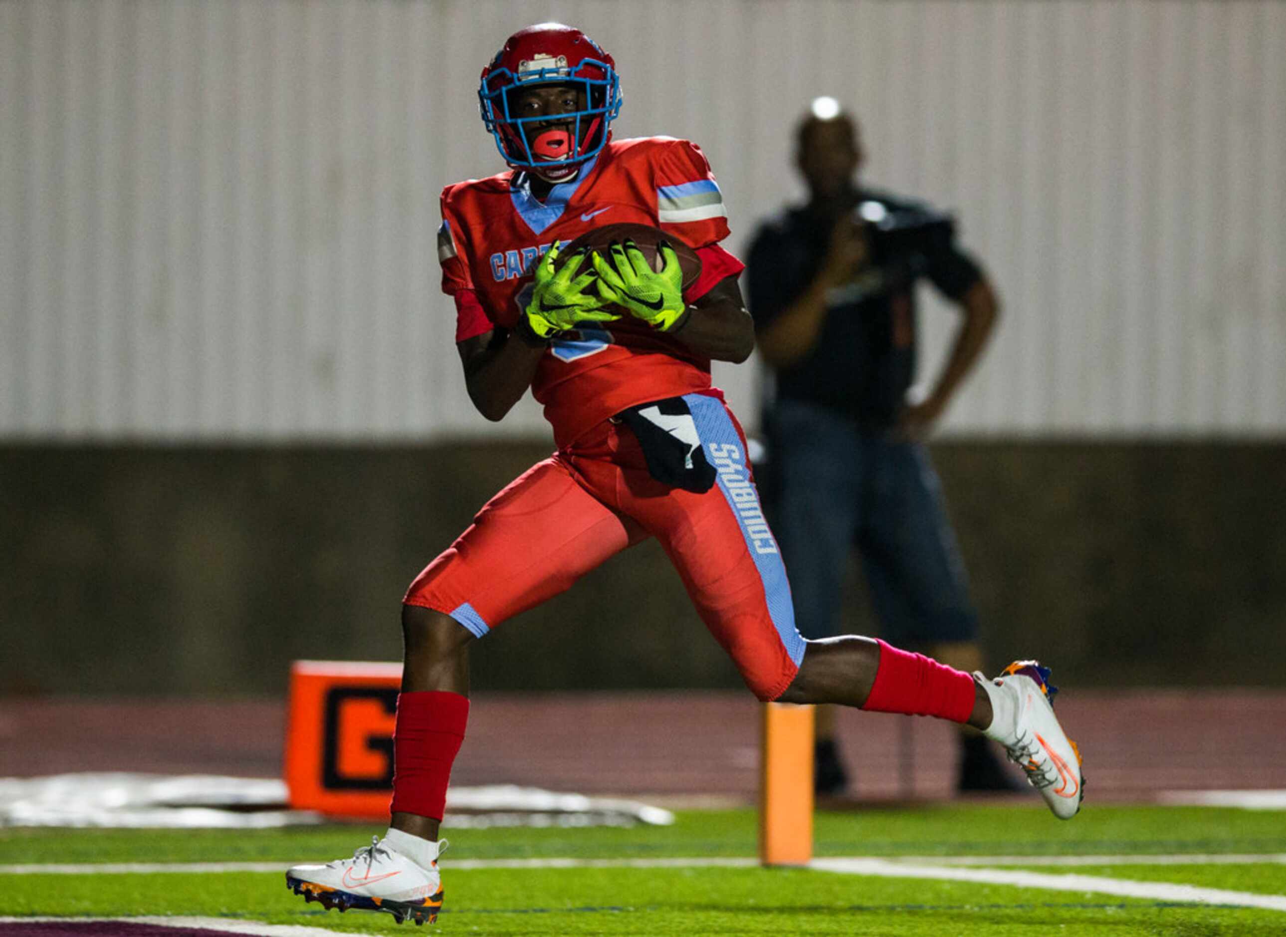 Carter wide receiver Jessie Sykes (9) catches a pass in the end zone for a touchdown during...