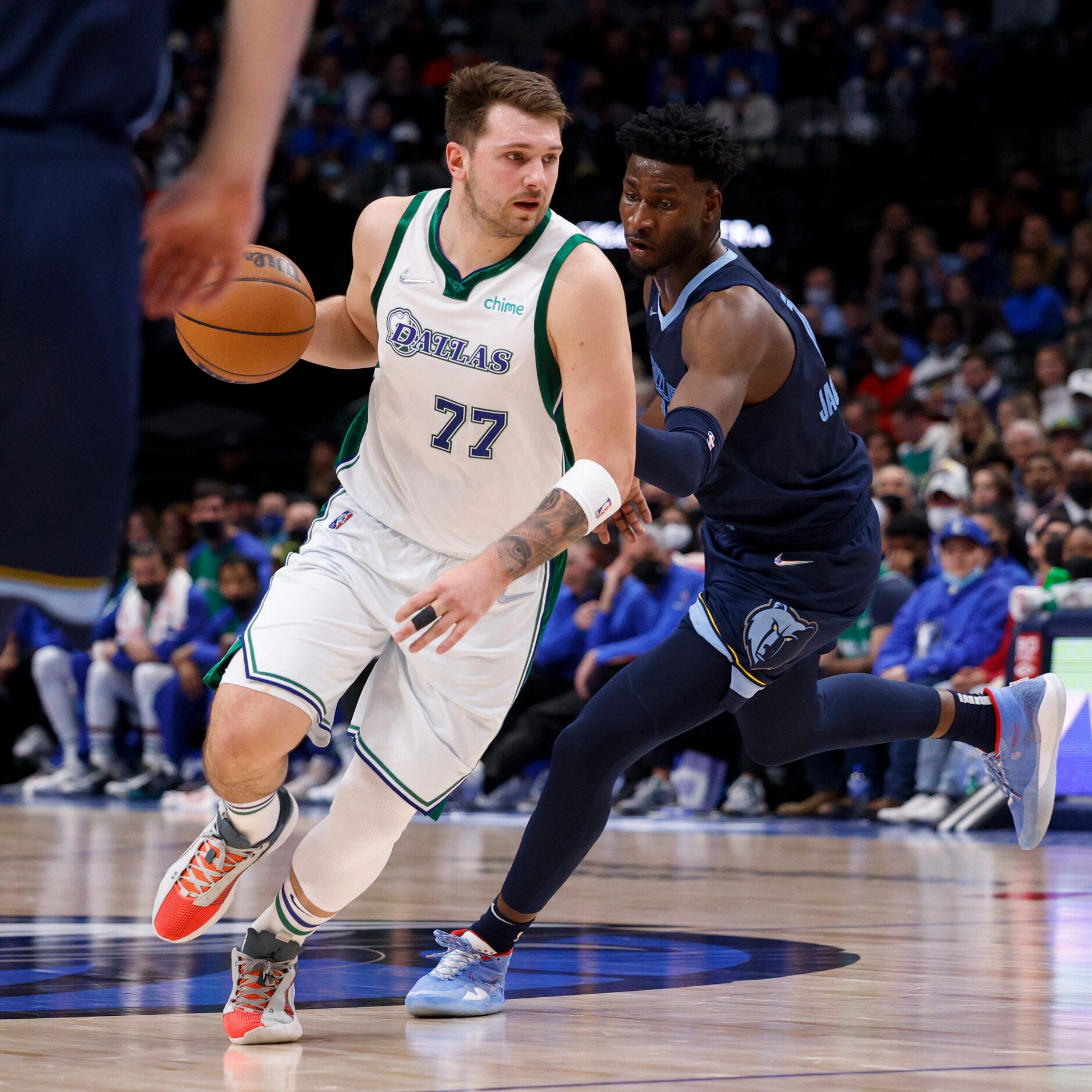 Dallas Mavericks guard Luka Doncic (77) dribbles past Memphis Grizzlies forward Jaren...