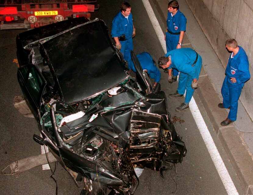 ARCHIVO – La policía se prepara para retirar el auto en el que Diana, la princesa de Gales,...