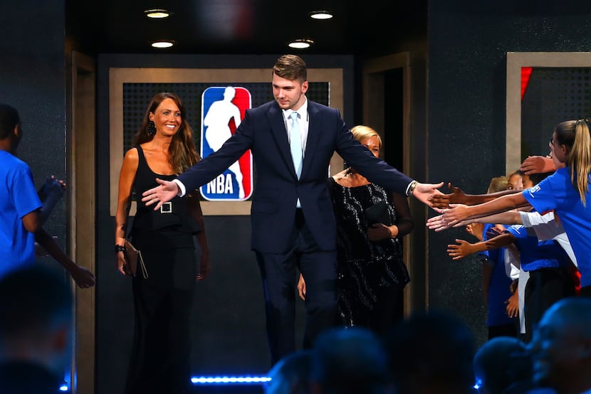 The 1993 NBA Draft Class poses for a photo during the 1993 NBA Draft  News Photo - Getty Images