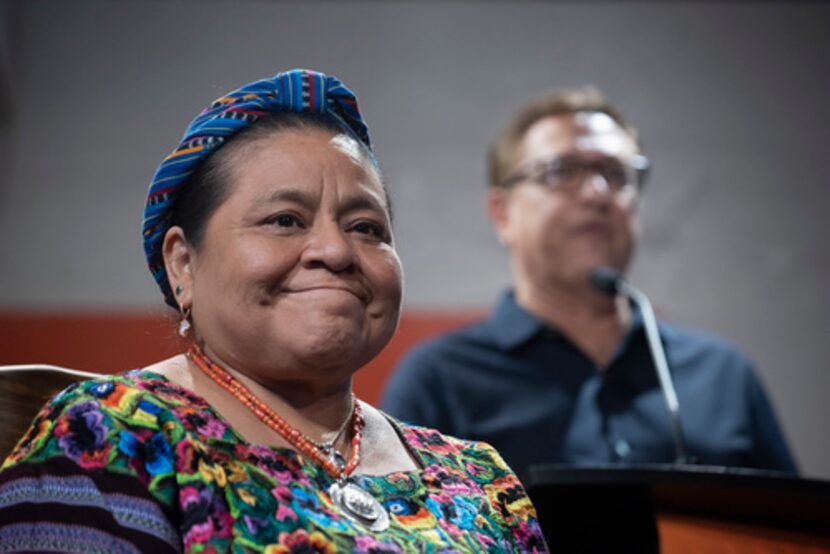 La ganadora del Premio Nobel Rigoberta Menchú sonríe mientras Jorge Baldor, fundador de...