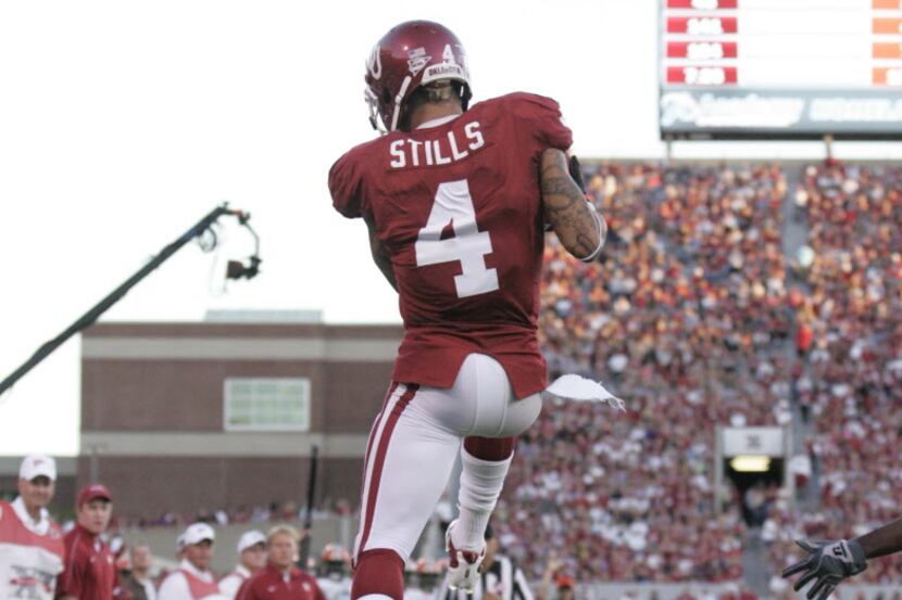 NORMAN, OK - SEPTEMBER 8: Wide receiver Kenny Stills #4 of the Oklahoma Sooners catches a...