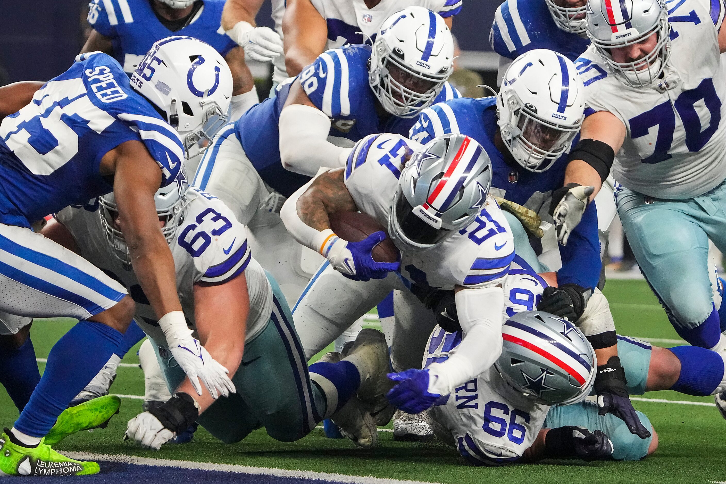 Dallas Cowboys running back Ezekiel Elliott (21) dives for the end zone to score on a 4-yard...