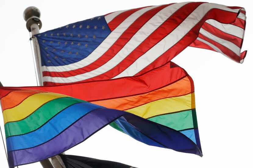 La bandera del arco iris, un símbolo internacional de la liberación y el orgullo LGBT, ondea...