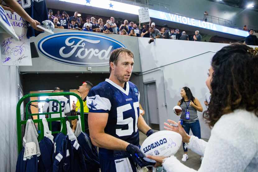 Dallas Cowboys outside linebacker Sean Lee (50) signs autographs for fans during a Dallas...