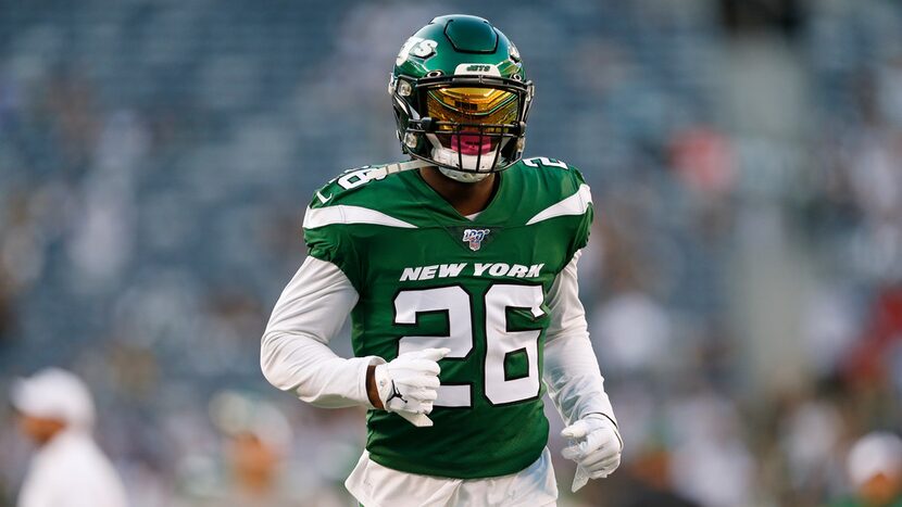 New York Jets running back Le'Veon Bell (26) warms up before a preseason NFL football game...