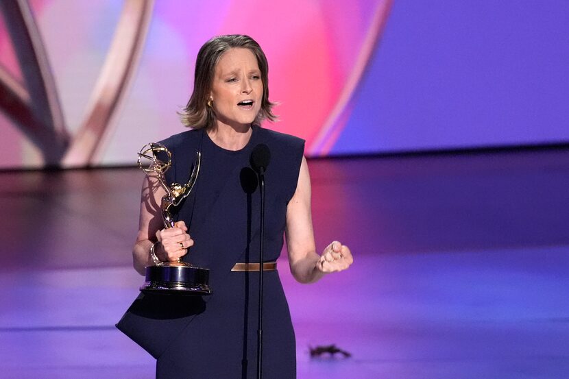 Jodie Foster recibe el premio a la mejor actriz de una serie limitada, antología o película...