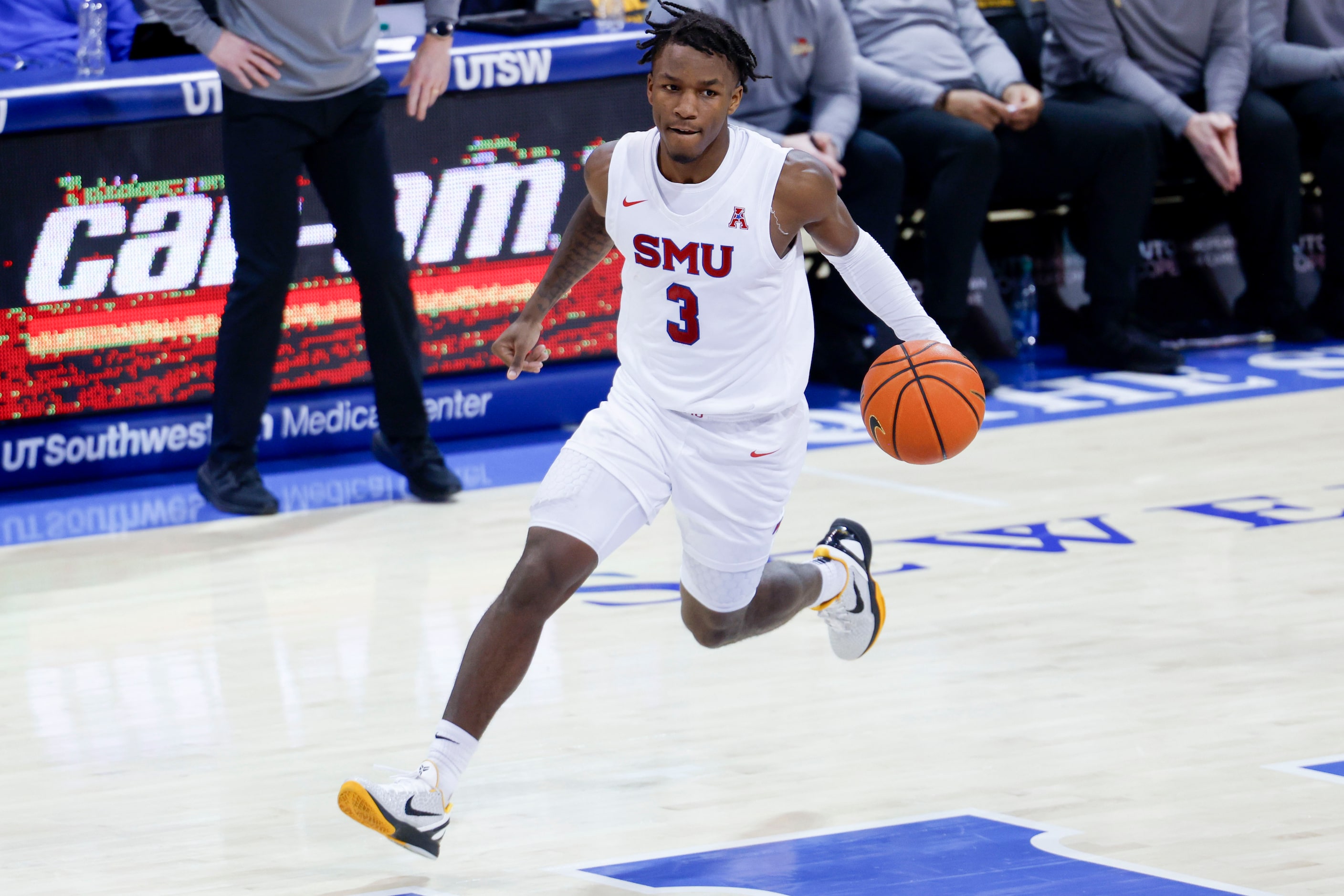 Southern Methodist guard Chuck Harris (3) goes down the court against Tulsa during the...