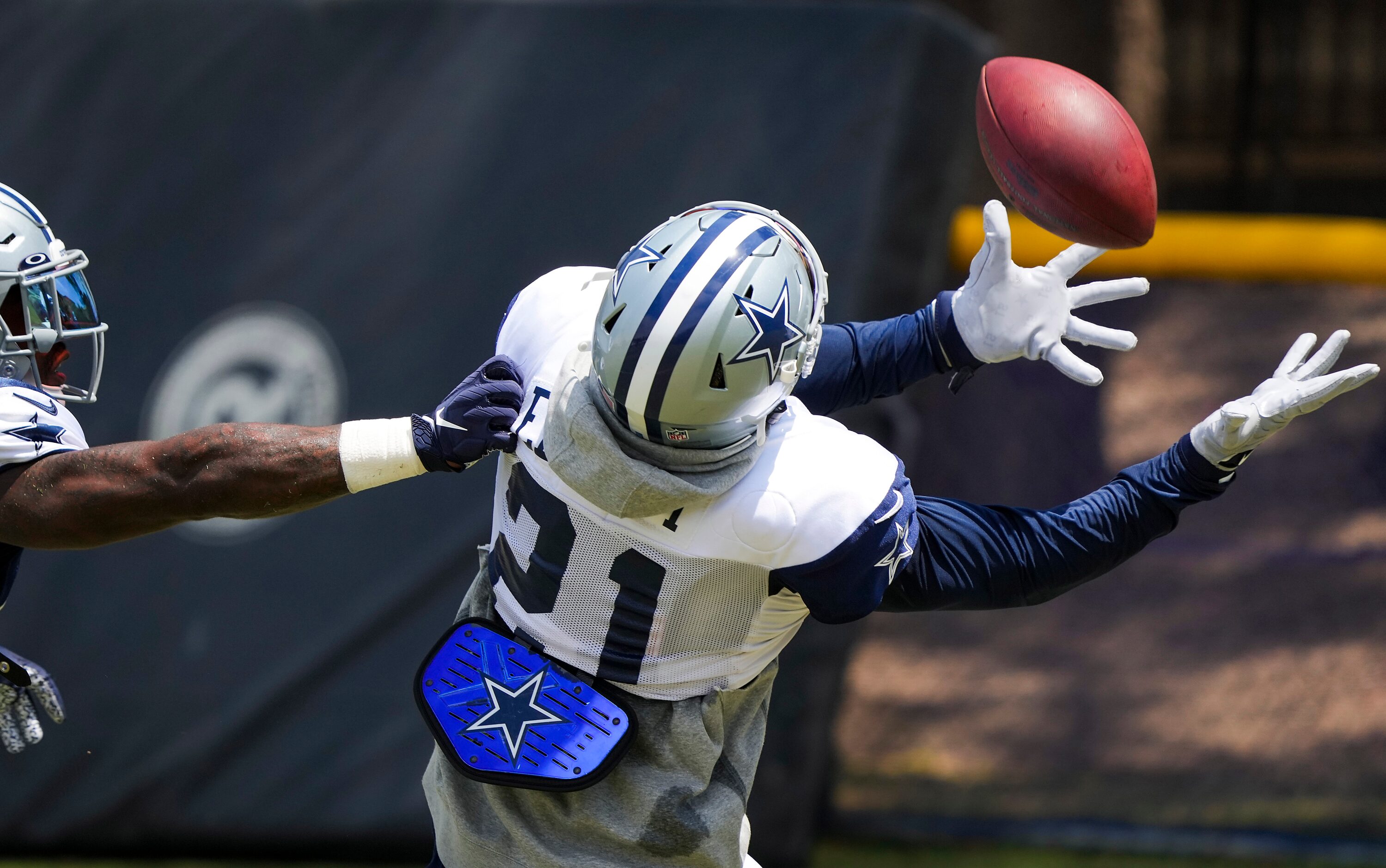 Dallas Cowboys running back Ezekiel Elliott (21) makes a catch as linebacker Keanu Neal (42)...