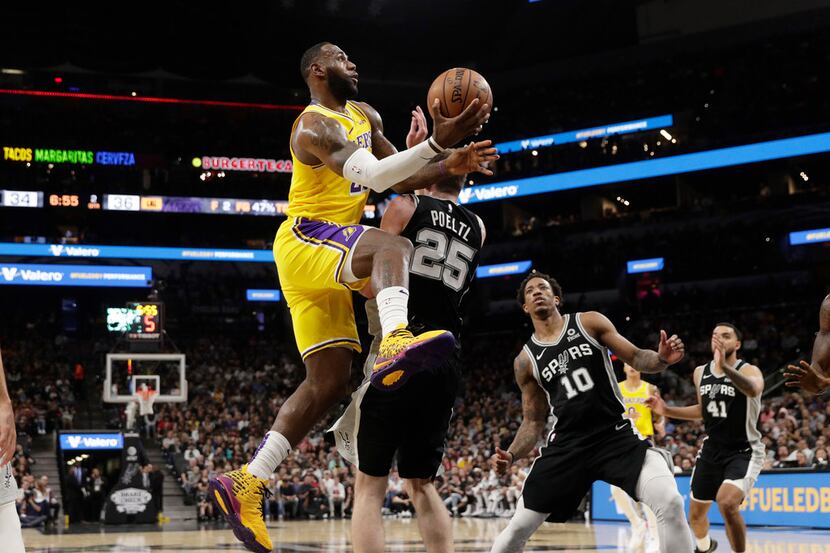 Los Angeles Lakers forward LeBron James (23) drives to the basket over San Antonio Spurs...