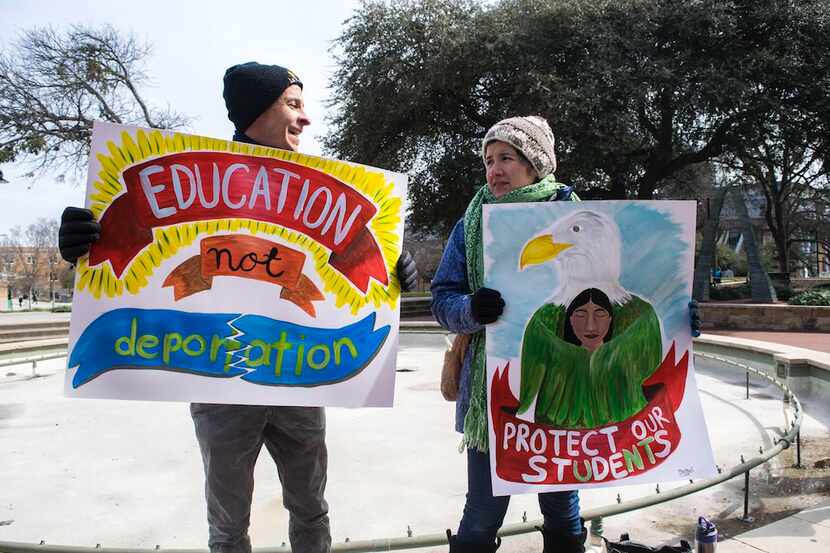 Estudiantes de la universidad de Texas en Denton hacen una manifestación pacífica en contra...