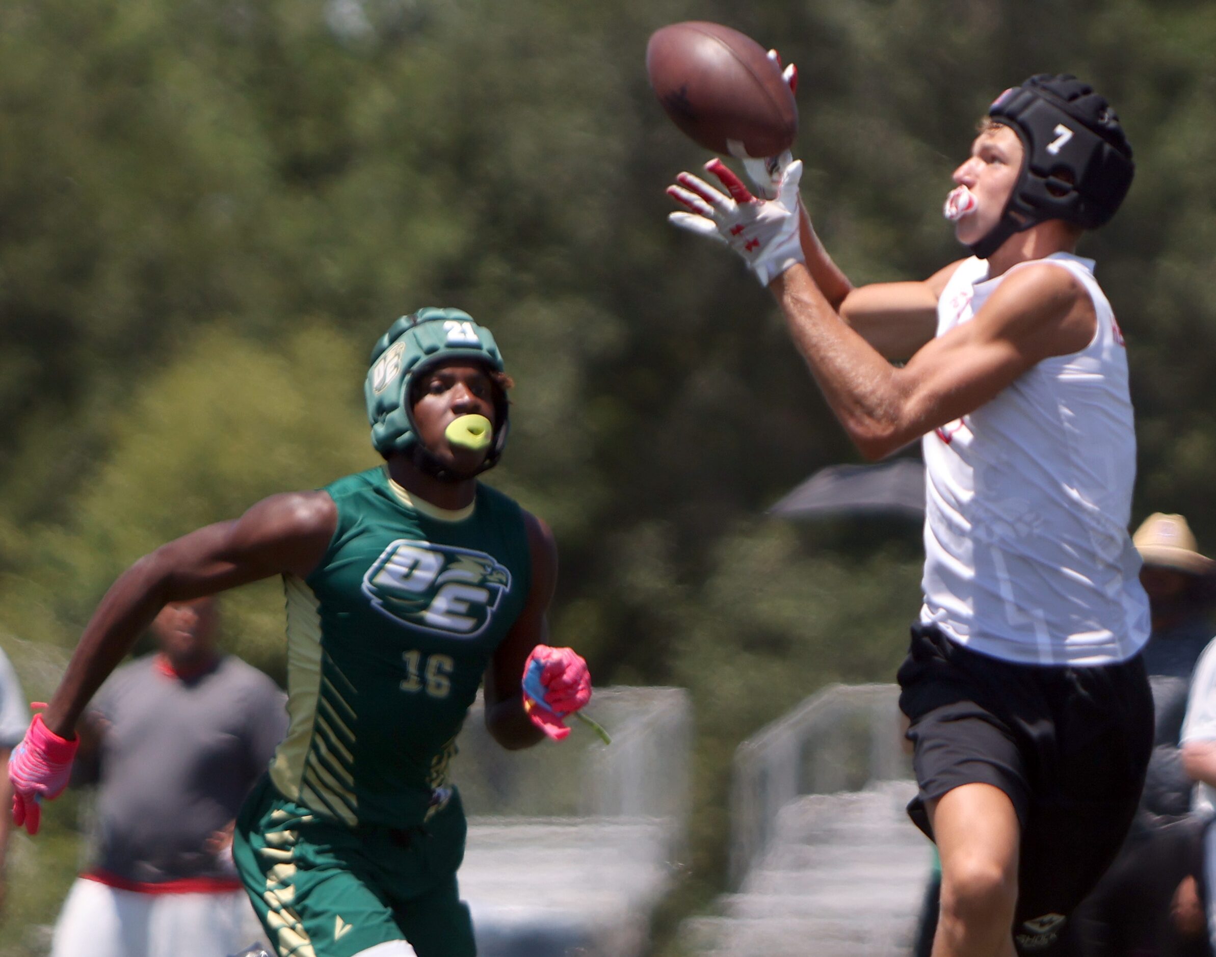 Midlothian Heritage receiver Stetson Sarratt (7), pulls in a touchdown catch as DeSoto...