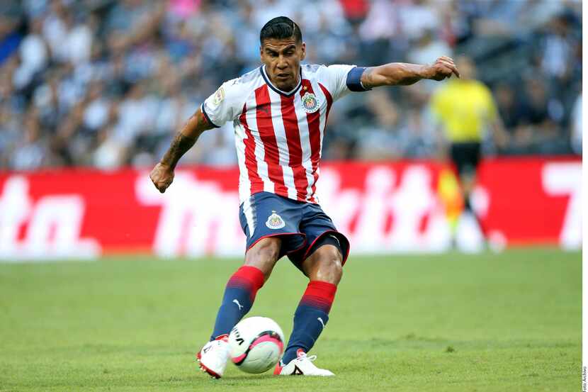 Carlos Salcido busca a niño aficionado a las Chivas del Guadalajara. Foto AGENCIA REFORMA
