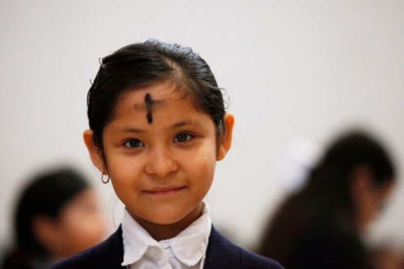 Amy Cano, poco después de recibir la cruz de ceniza, durante la misa del miércoles en la...