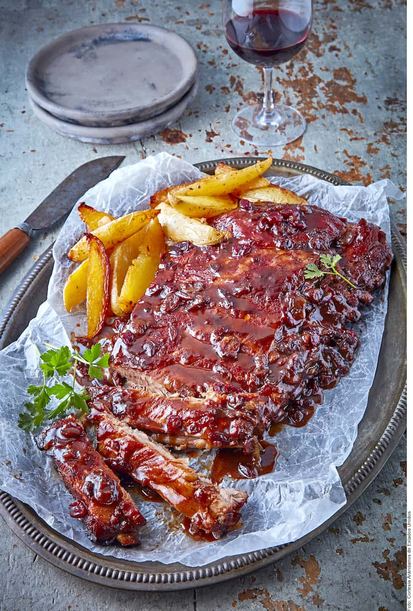 Las costillas a la BBQ con cerezas se pueden lograr al mezclar la salsa BBQ, la miel, el...