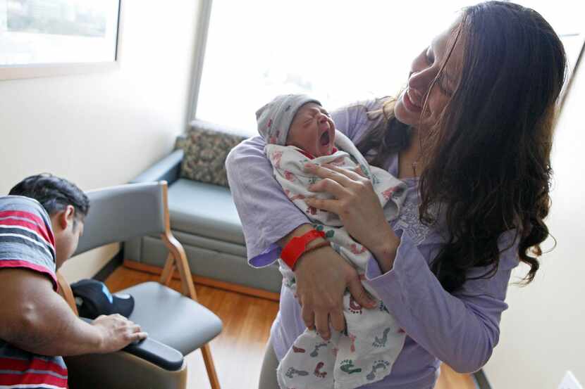 Ester Escobar sostiene a su hijo, Dylan Aguilar, en el Parkland Memorial Hospital. Los...