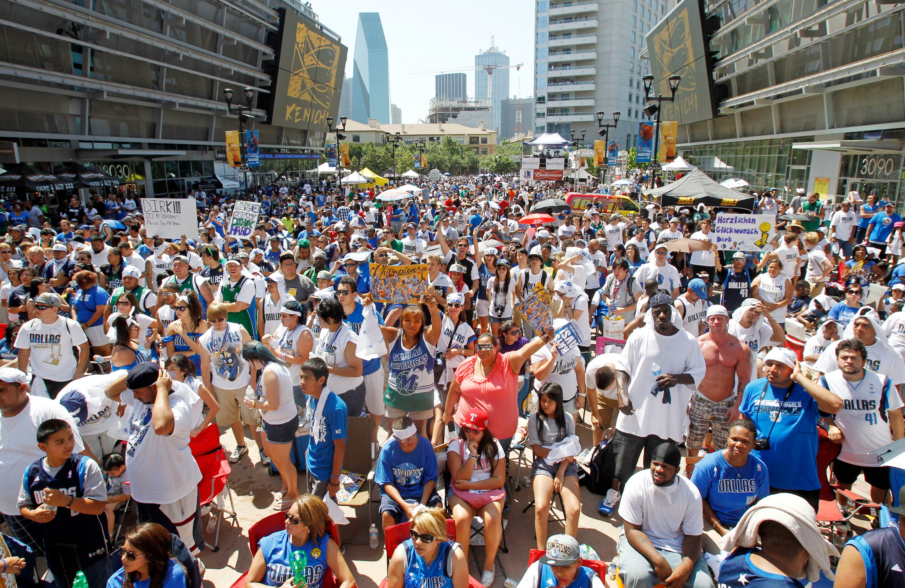 Fans on Victory Plaza wait in the morning heat for the Mavericks to arrive at the American...