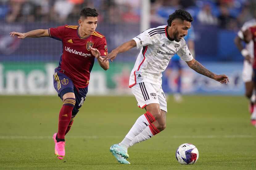 FC Dallas forward Jesús Ferreira, right, moves to get possession of the ball against Real...