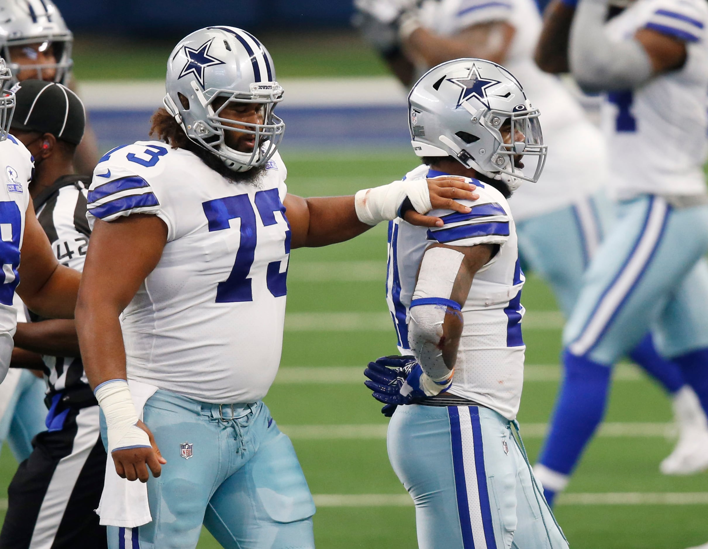 Cowboys C Joe Looney exits vs. Browns with knee injury