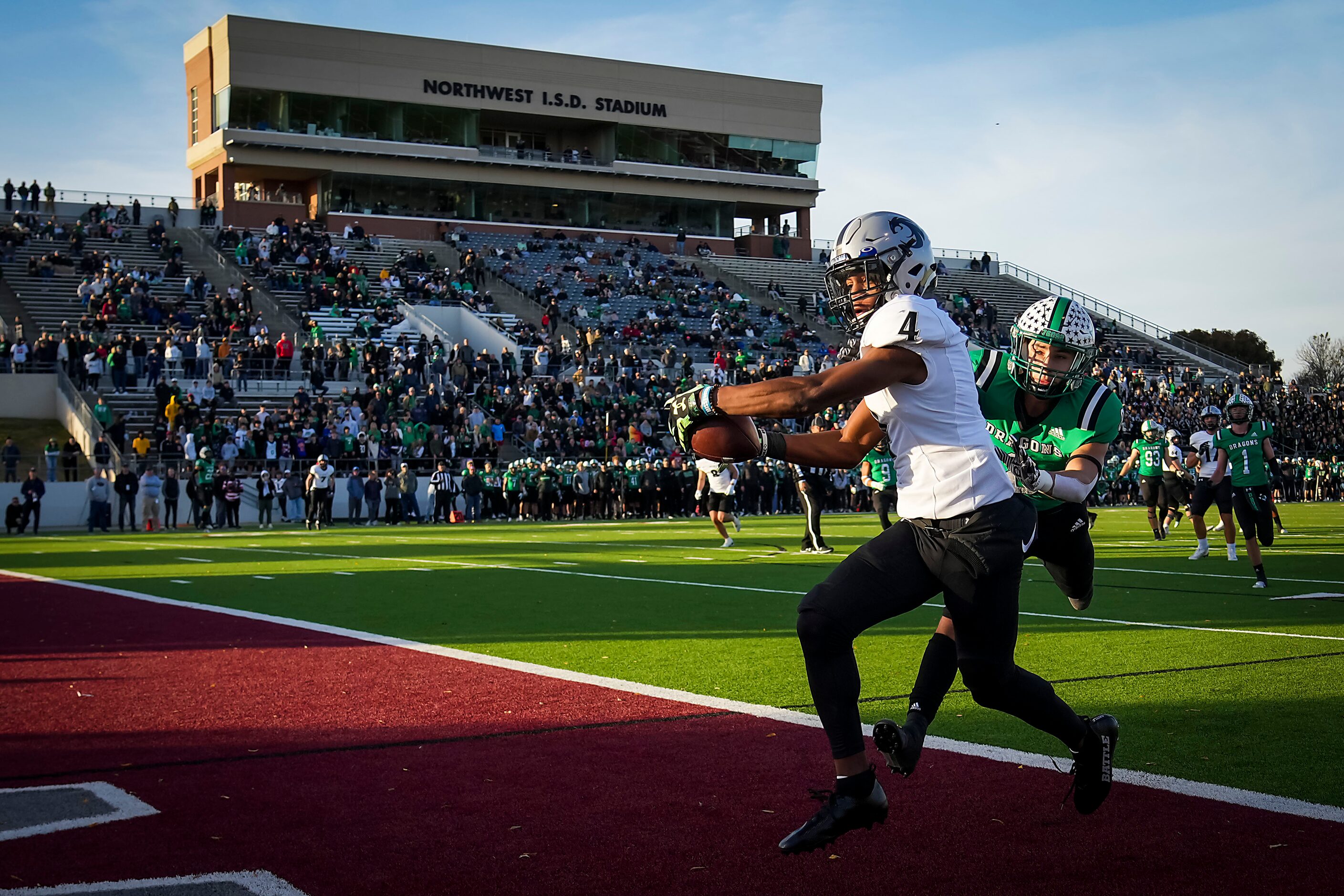 Denton Guyer wide receiver Josiah Martin (4) catches a 18-yard touchdown pass as Southlake...