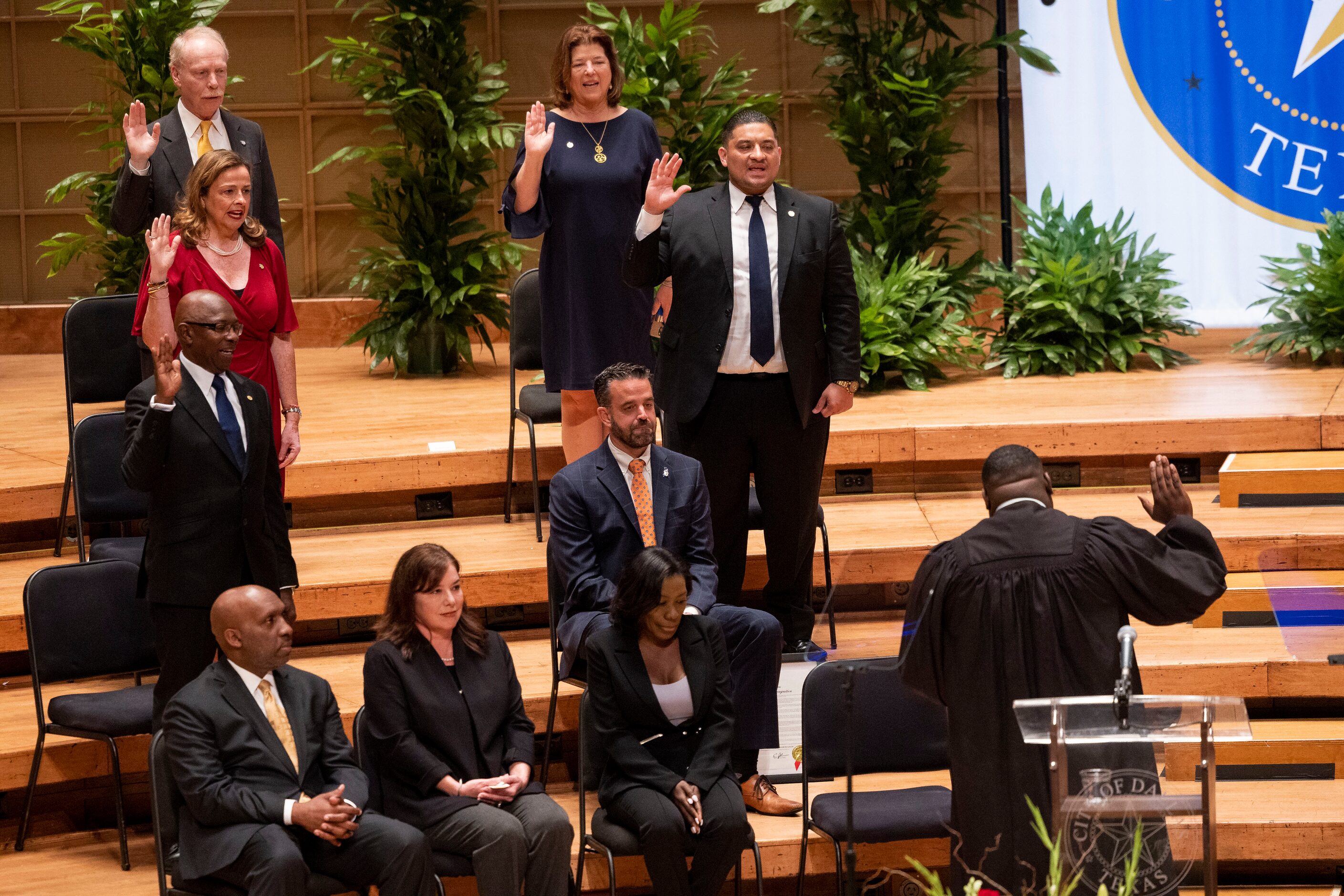 Dallas City council members take the oath of office during the Dallas City Council’s...