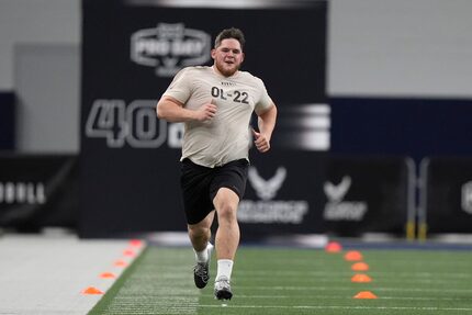 West Virginia offensive lineman Zach Frazier sprints during Big 12 NCAA college NFL football...