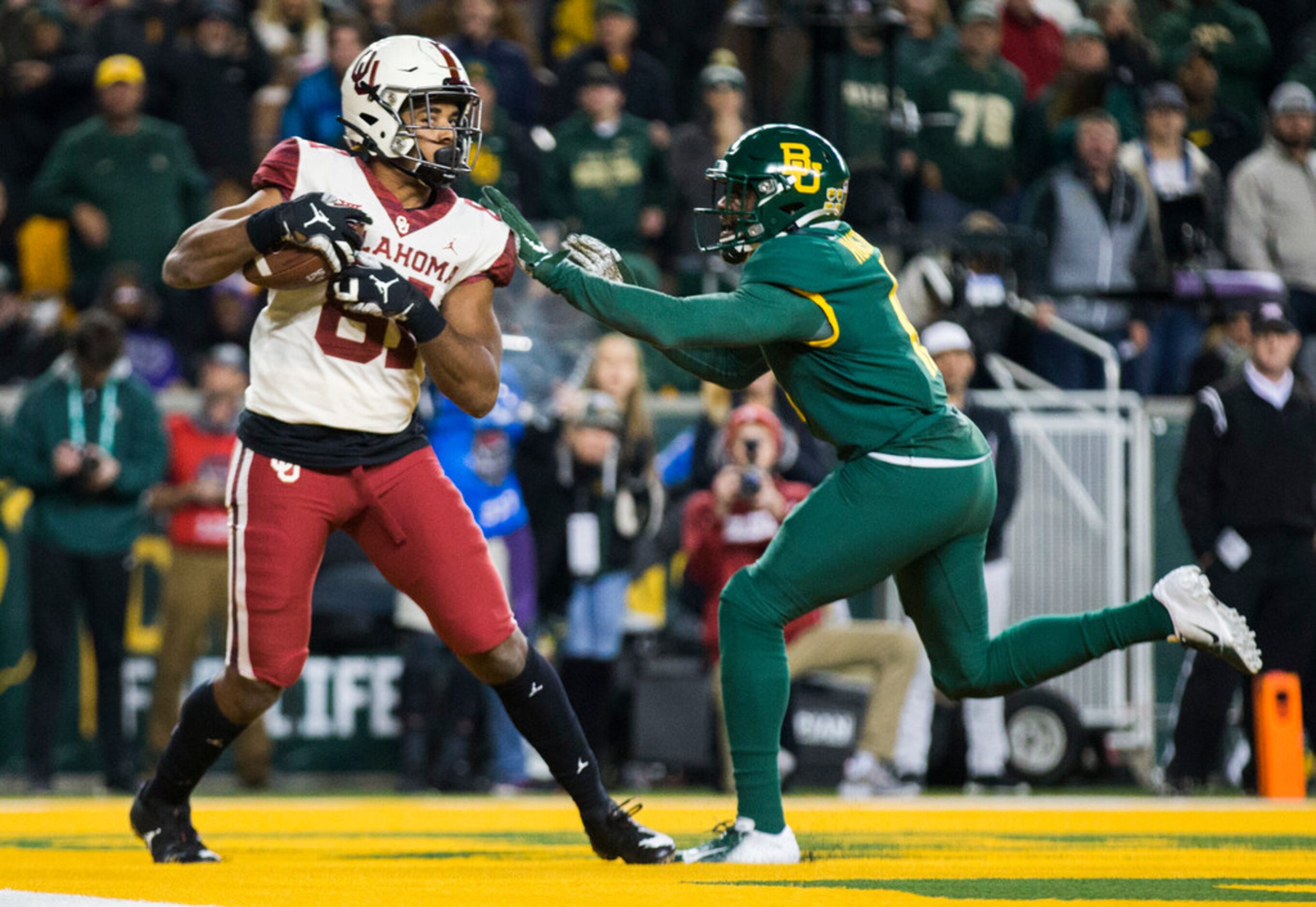 Oklahoma Sooners fullback Brayden Willis (81) catches a pass in the end zone for a touchdown...