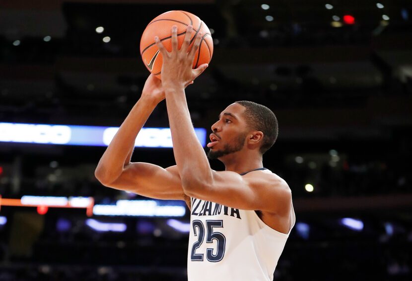 Villanova guard/forward Mikal Bridges (25) shoots the ball during the first half of a...