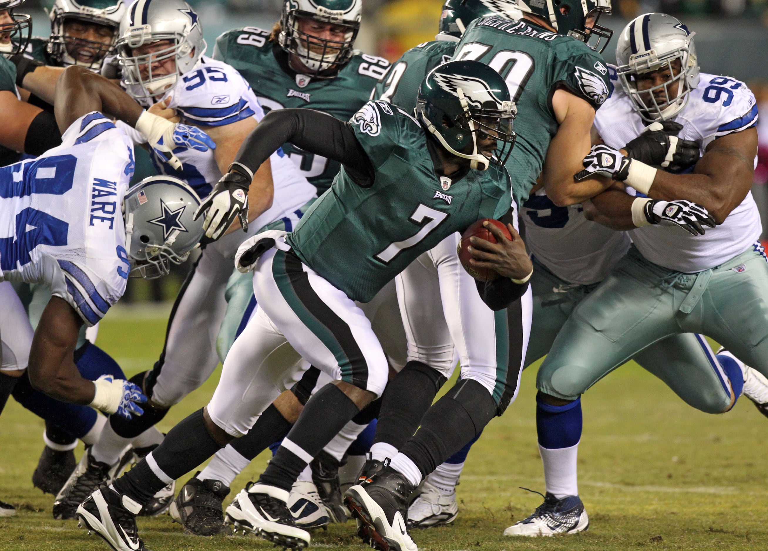 Philadelphia Eagles quarterback Michael Vick evades a tackle