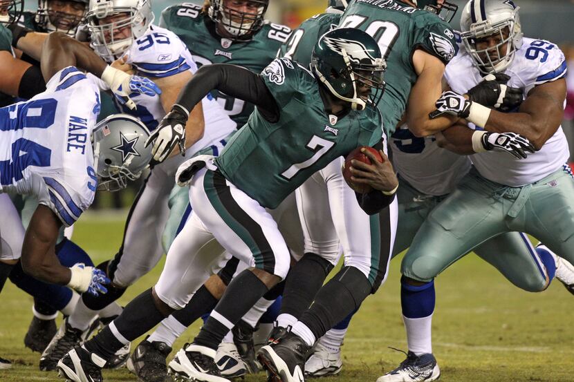 Philadelphia Eagles quarterback Michael Vick (7) evades Dallas Cowboys outside linebacker...