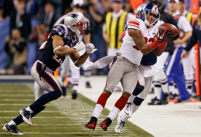 INDIANAPOLIS, IN - FEBRUARY 05:  Mario Manningham #82 of the New York Giants makes a catch...