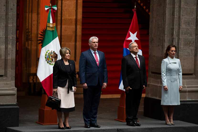 Andrés Manuel López Obrador (der.)  presidente de México, recibió al mandatario de Cuba...