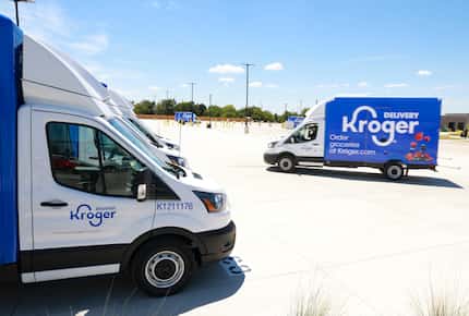Los camiones esperan afuera del centro de distribución de Kroger  el miércoles 27 de julio...