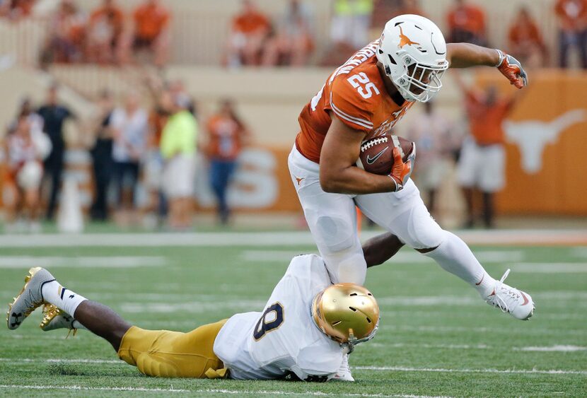 Texas running back Chris Warren III (25) rushes for yardage during the Notre Dame Fighting...