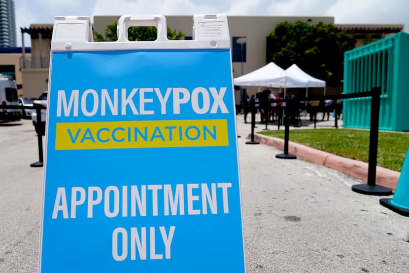 Un letrero de vacunas contra la viruela del mono se muestra en un sitio de vacunación.