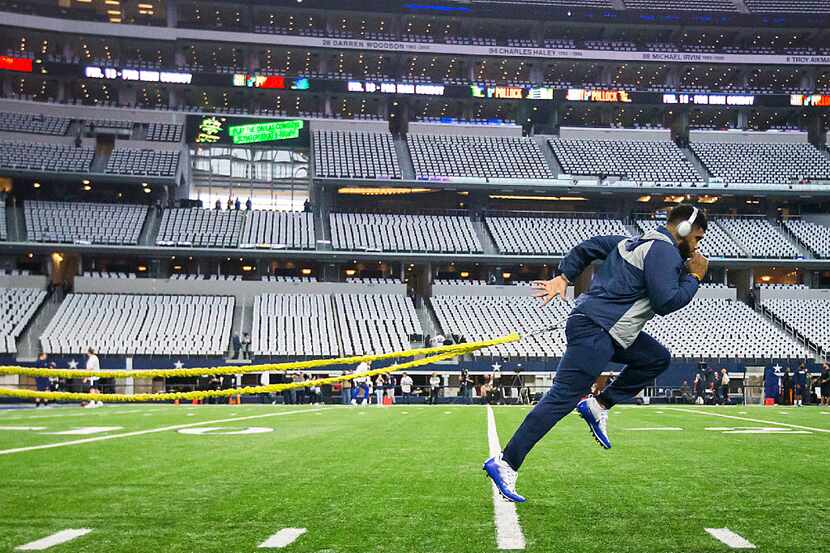Dallas Cowboys running back Ezekiel Elliott warms up before an NFC divisional round playoff...