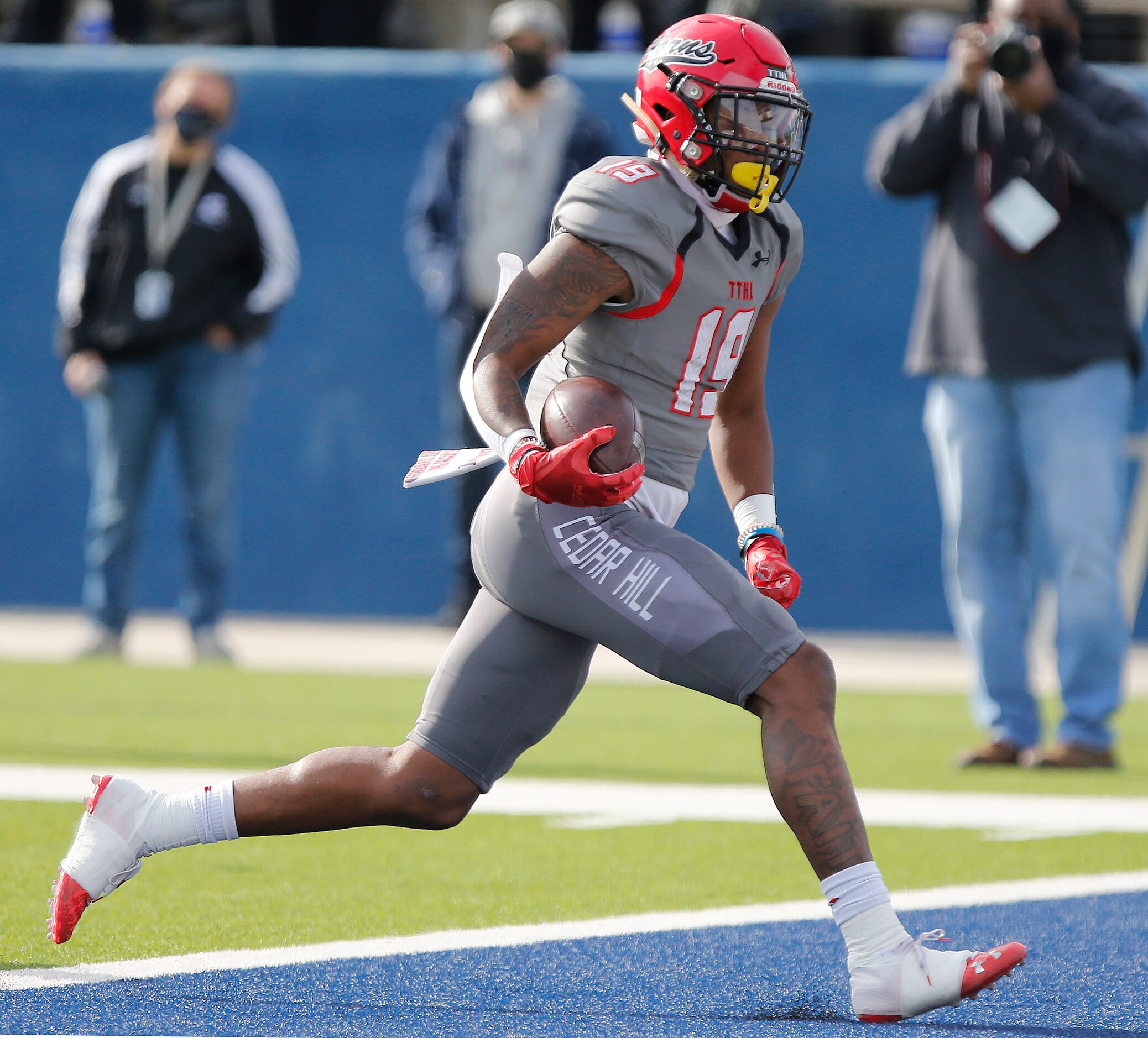 Cedar Hill High School tight end Earnie Moore (19) scores a touchdown during the first half...