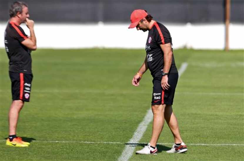 El técnico de la selección de Chile, Juan Antonio Pizzi, derecha, participa en un...