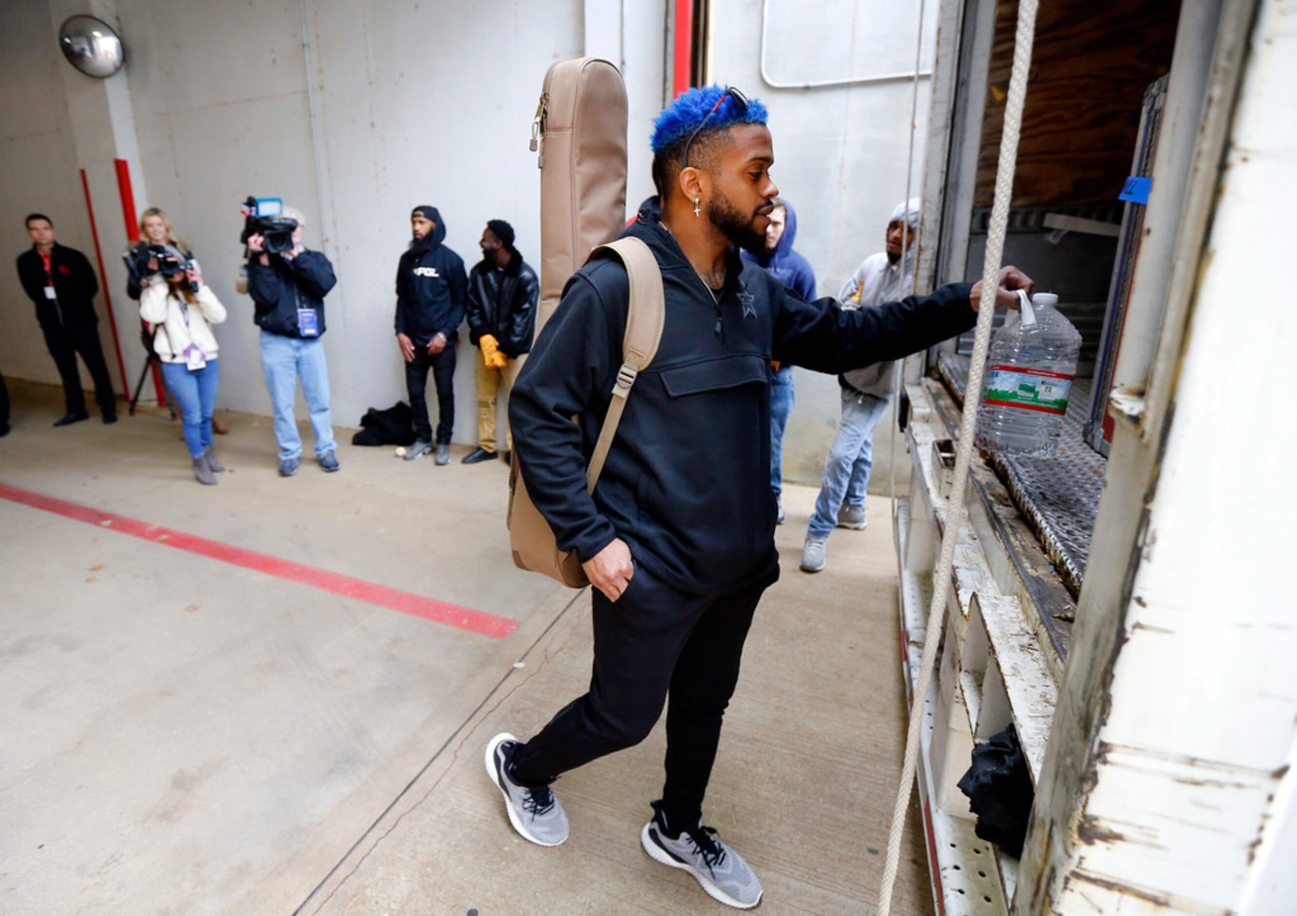 Texas Rangers outfielder Delino DeShields sports blue hair while bringing his Taylor...