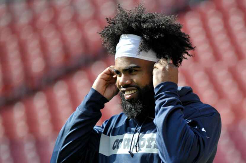 El corredor Ezekiel Elliott entregó dulces a los niños en Halloween. (AP Photo/Mark Tenally)
