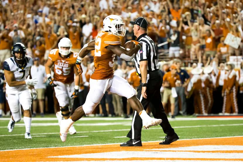 Texas running back Johnathan Gray (32) scores on a 6-yard touchdown run during the second...