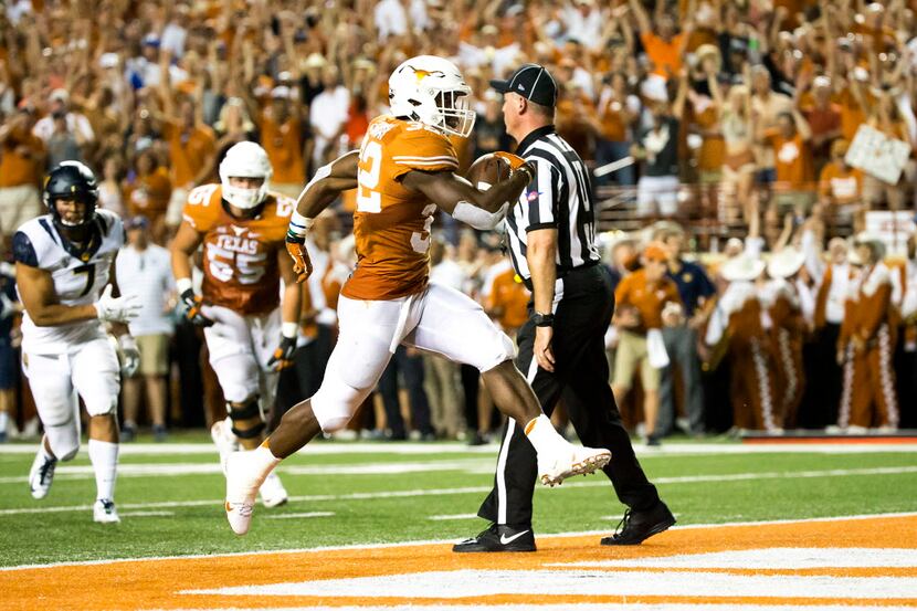 Texas running back Johnathan Gray (32) scores on a 6-yard touchdown run during the second...