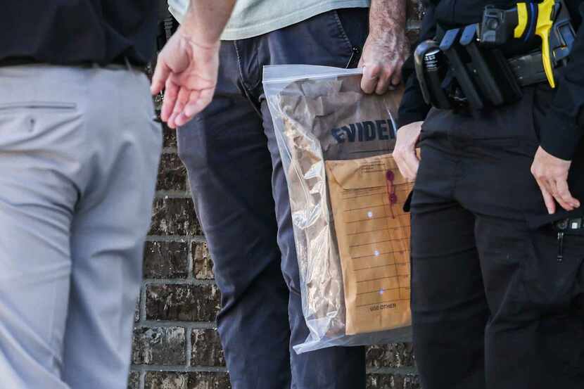 Policías de Arlington abandonan la casa de Timothy Simpkins con una bolsa con evidencia, el...
