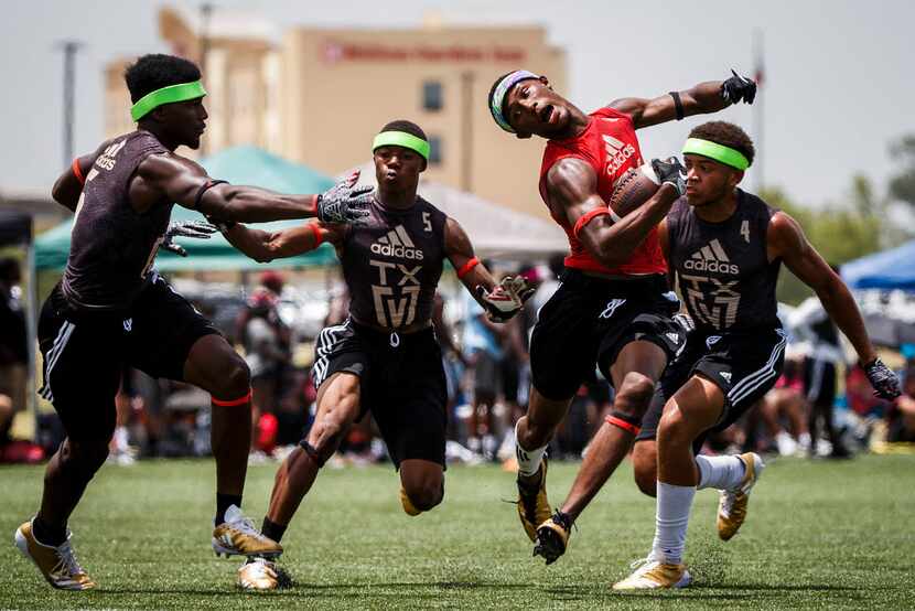 Waxahachie's Demani Richardson (6), Nick Henderson (5) and Jerreth Sterns (4) chase down...