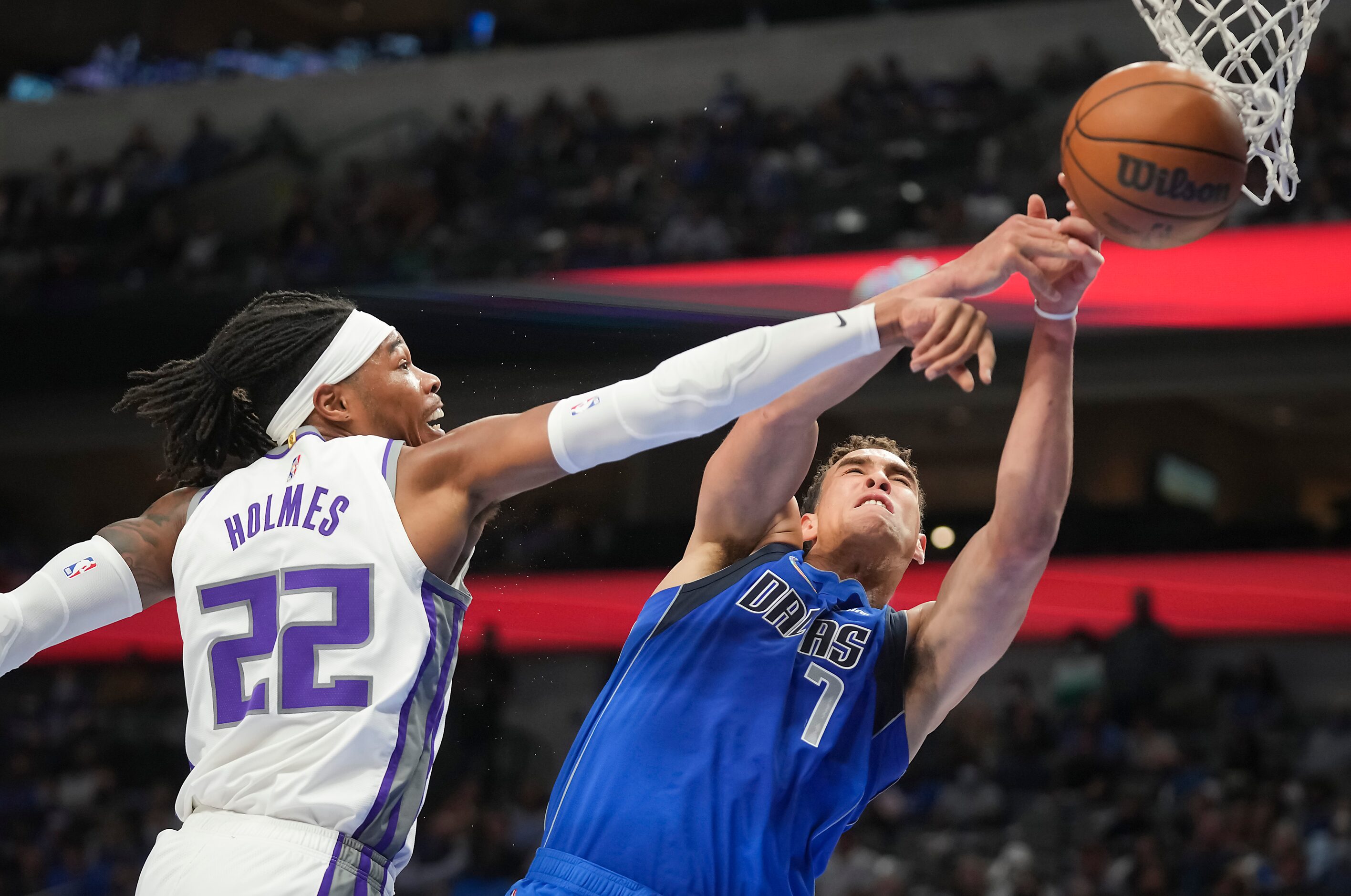 Dallas Mavericks center Dwight Powell (7) fights for a rebound against Sacramento Kings...