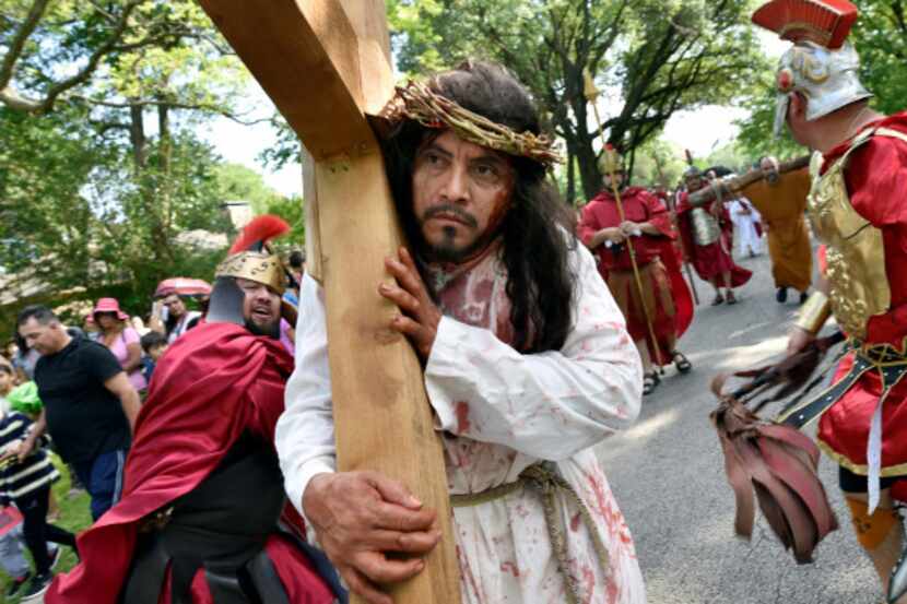José Cruz Rodríguez representó a Jesucristo durante el Viacrucis de la parroquia St. Bernard...