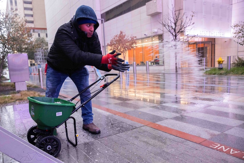 Eric Pérez de NTX Landscaping Irrigation Snow Removal coloca solución salina en una banqueta...