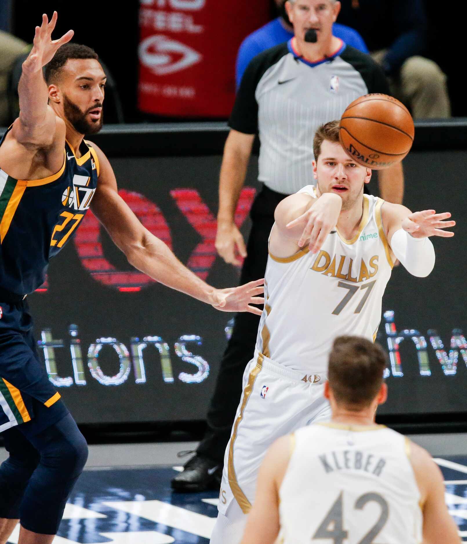 Dallas Mavericks guard Luka Doncic (77) passes to forward Maxi Kleber (42) as Utah Jazz...