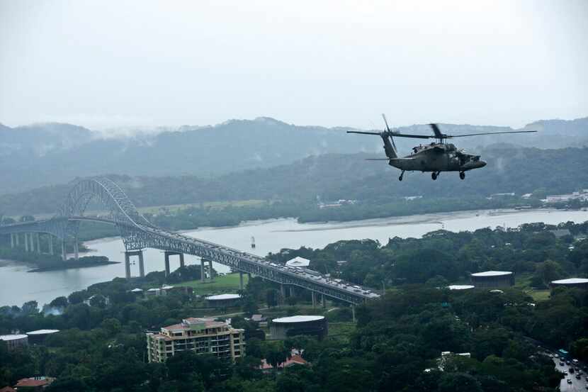 Dos mujeres se lanzaron de su buque al Canal de Panamá.