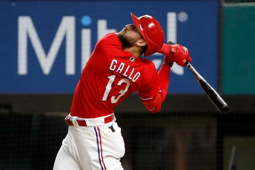 El jugador de los Rangers de Texas, Joey Gallo, conecta un lanzamiento ante los Orioles de...